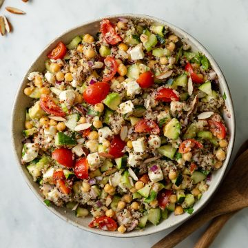 How to make a delicious summer salad using chickpeas?